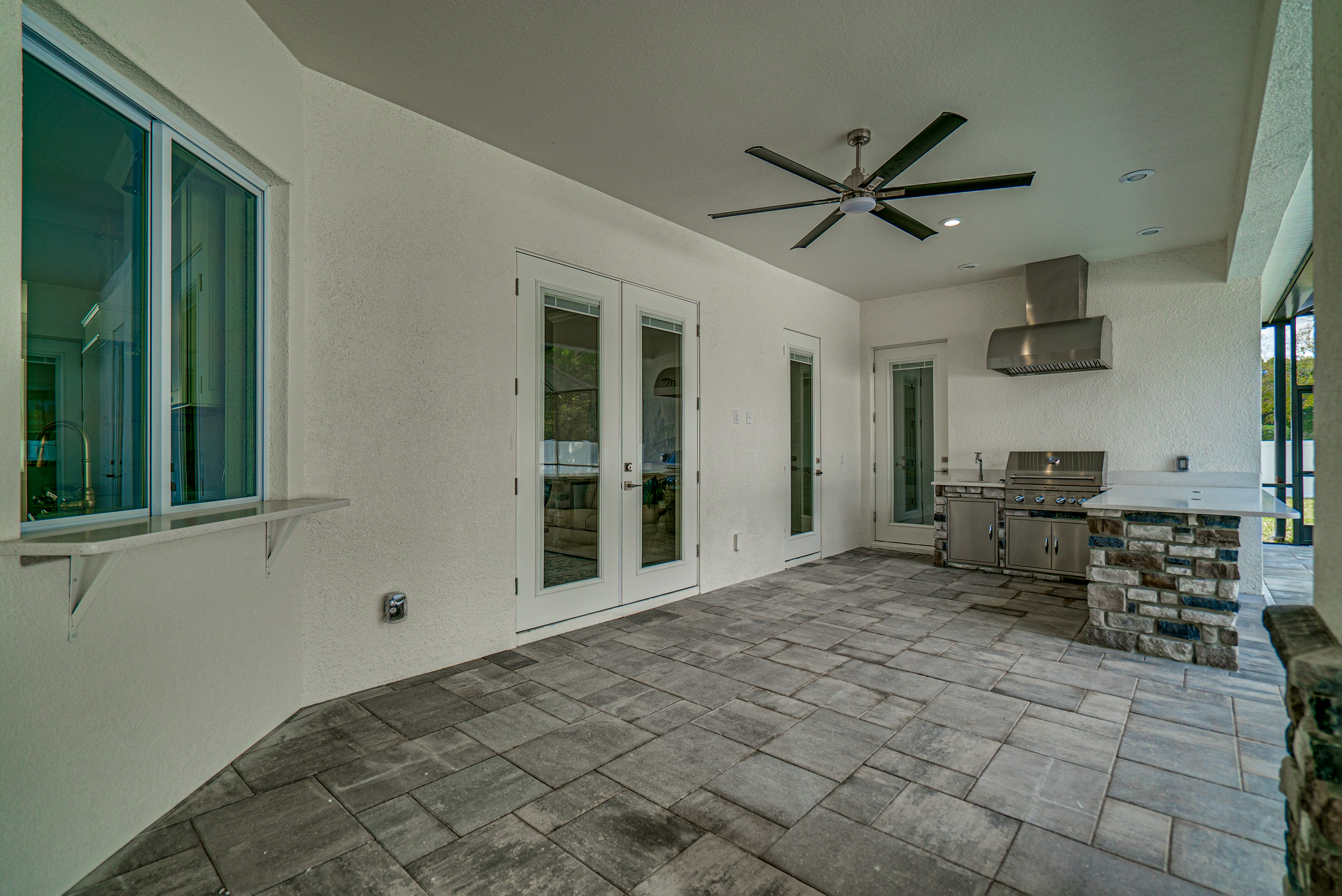 100 E Christina Blvd -094