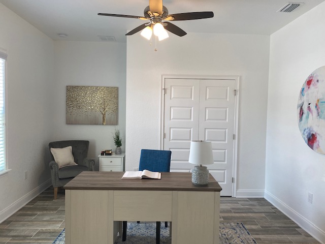 tropthy staged office